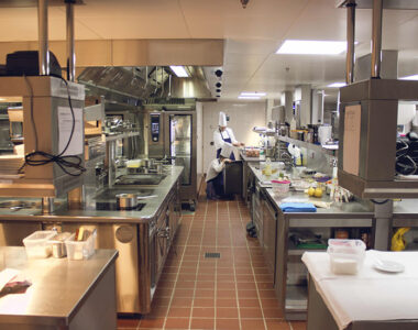 خرید تجهیزات هتلی رستوران کافی شاپ