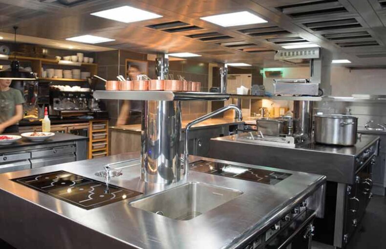 مهم‌ترین تجهیزات پخت و پز رستوران