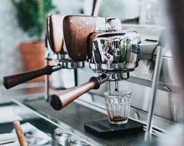 چک‌لیست کامل تجهیزات کافی‌شاپ از دستگاه قهوه‌ساز تا شارژبار | مستر هورکا