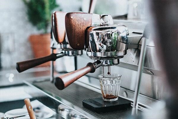 چک‌لیست کامل تجهیزات کافی‌شاپ از دستگاه قهوه‌ساز تا شارژبار | مستر هورکا
