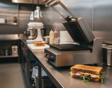 دستگاه ساندویچ ساز صنعتی در آشپزخانه صنعتی